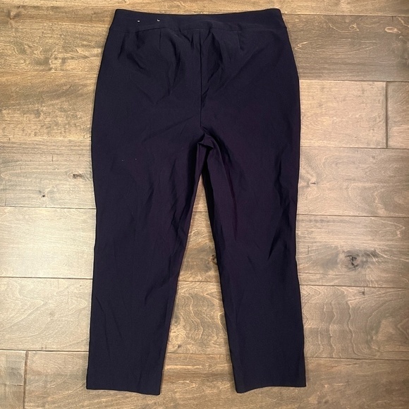 CHICOS Navy Capris with Pockets - Picture 1 of 2